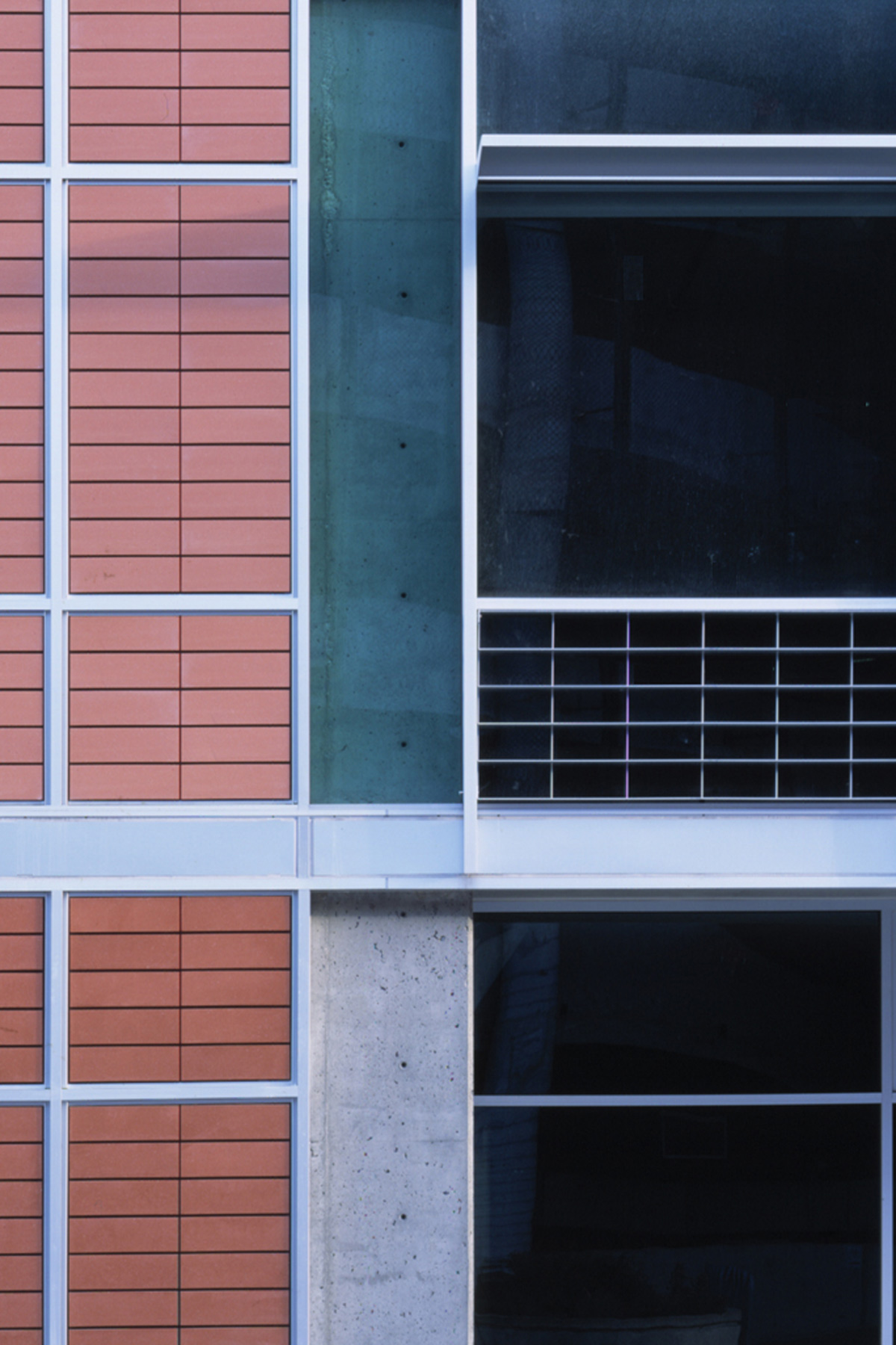 The historic Baker and Hamilton building in the South of Market neighborhood in San Francisco was renovated to include modern office workspaces, along with the addition to the new office building at 625 Townsend, creating a juxtaposition between the past and the present, and a contemporary reinterpretation of the warehouse district.