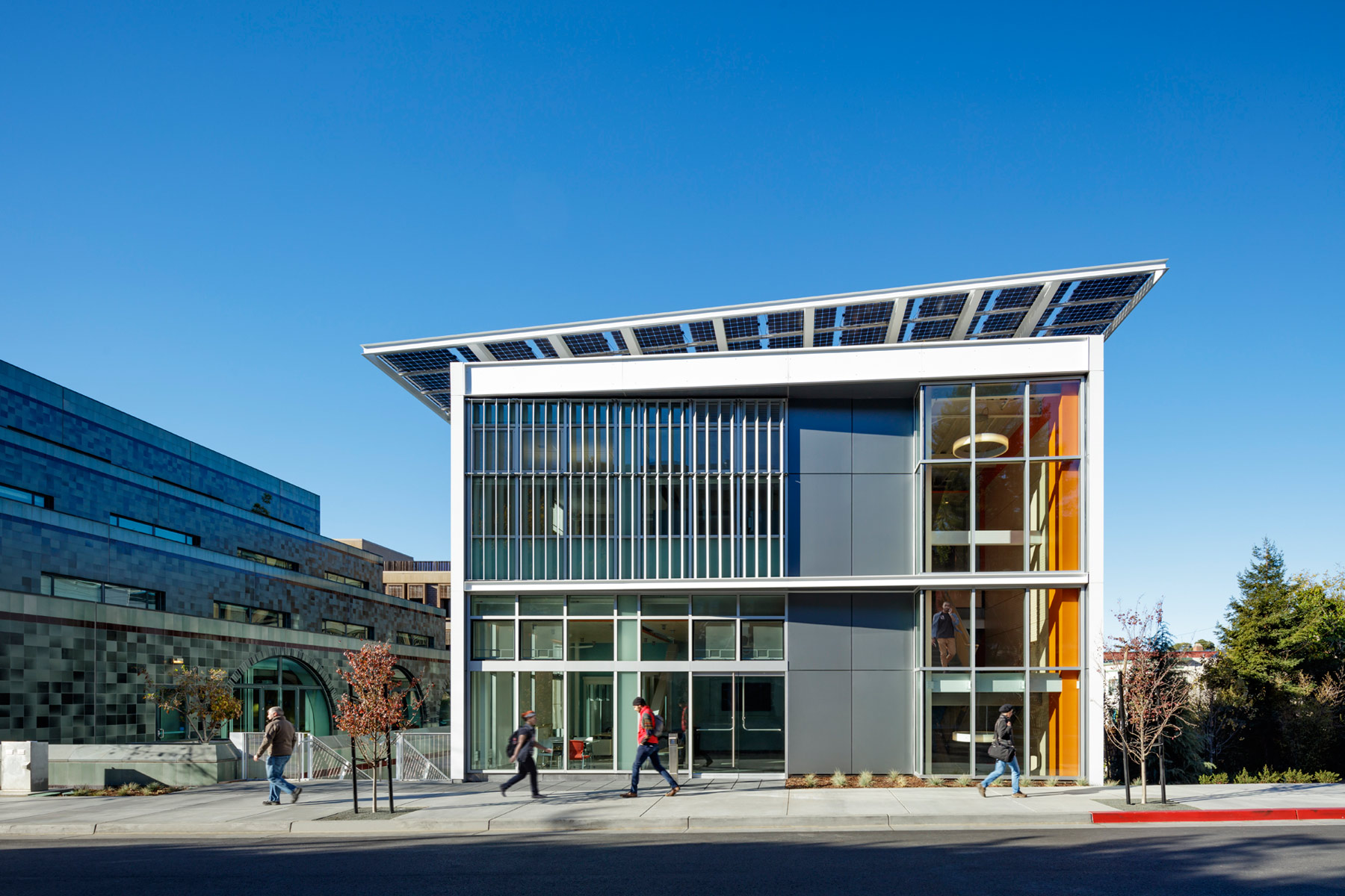 The Jacobs Institute for Design Innovation is a beacon of sustainable innovation at the UC Berkeley campus in the Bay Area, providing a variety of flexible maker spaces that foster interdisciplinary, collaborative creativity.