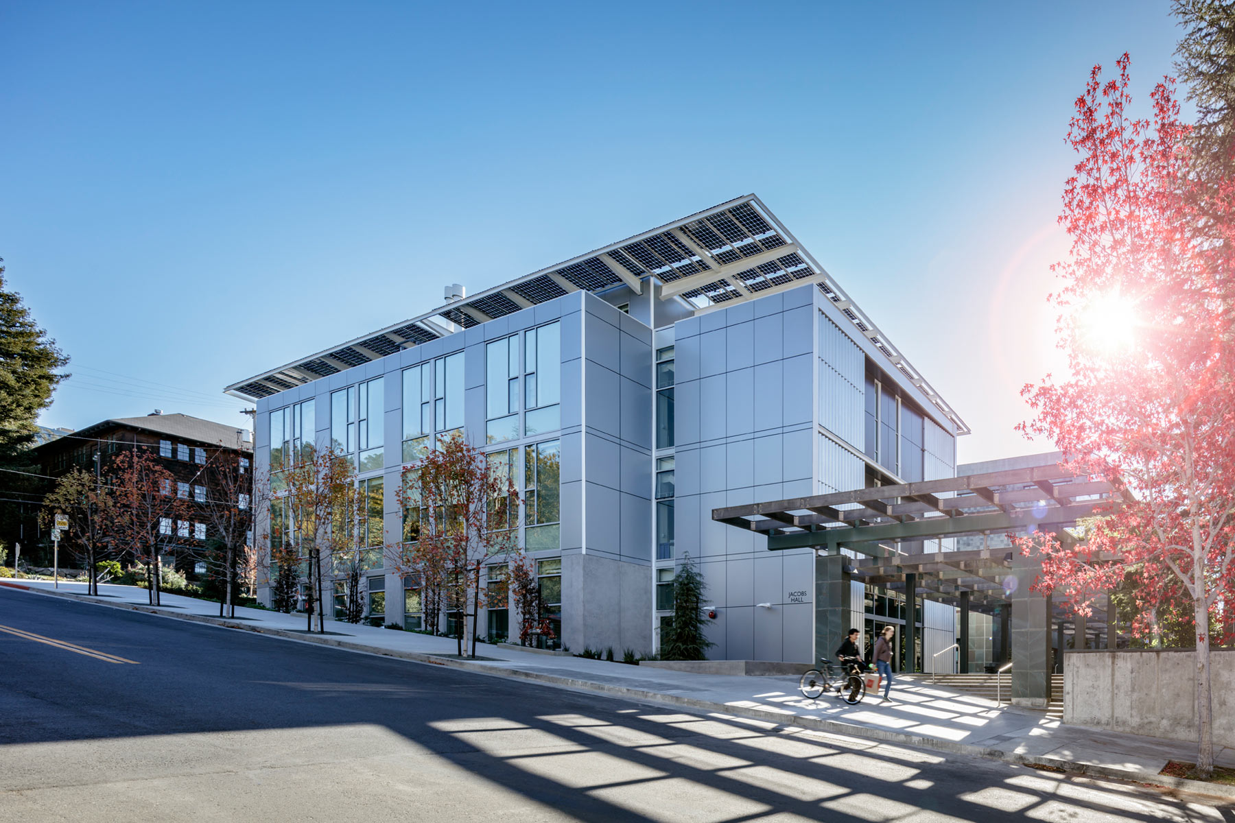 The Jacobs Institute for Design Innovation is a beacon of sustainable innovation at the UC Berkeley campus in the Bay Area, providing a variety of flexible maker spaces that foster interdisciplinary, collaborative creativity.