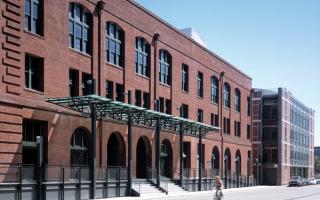 The historic Baker and Hamilton building in the South of Market neighborhood in San Francisco was renovated to include modern office workspaces, along with the addition to the new office building at 625 Townsend, creating a juxtaposition between the past and the present, and a contemporary reinterpretation of the warehouse district.