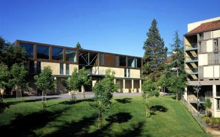 This annex building at the Stanford University campus in the Bay Area houses a unique, interdisciplinary product development program for the Business and Engineering schools.